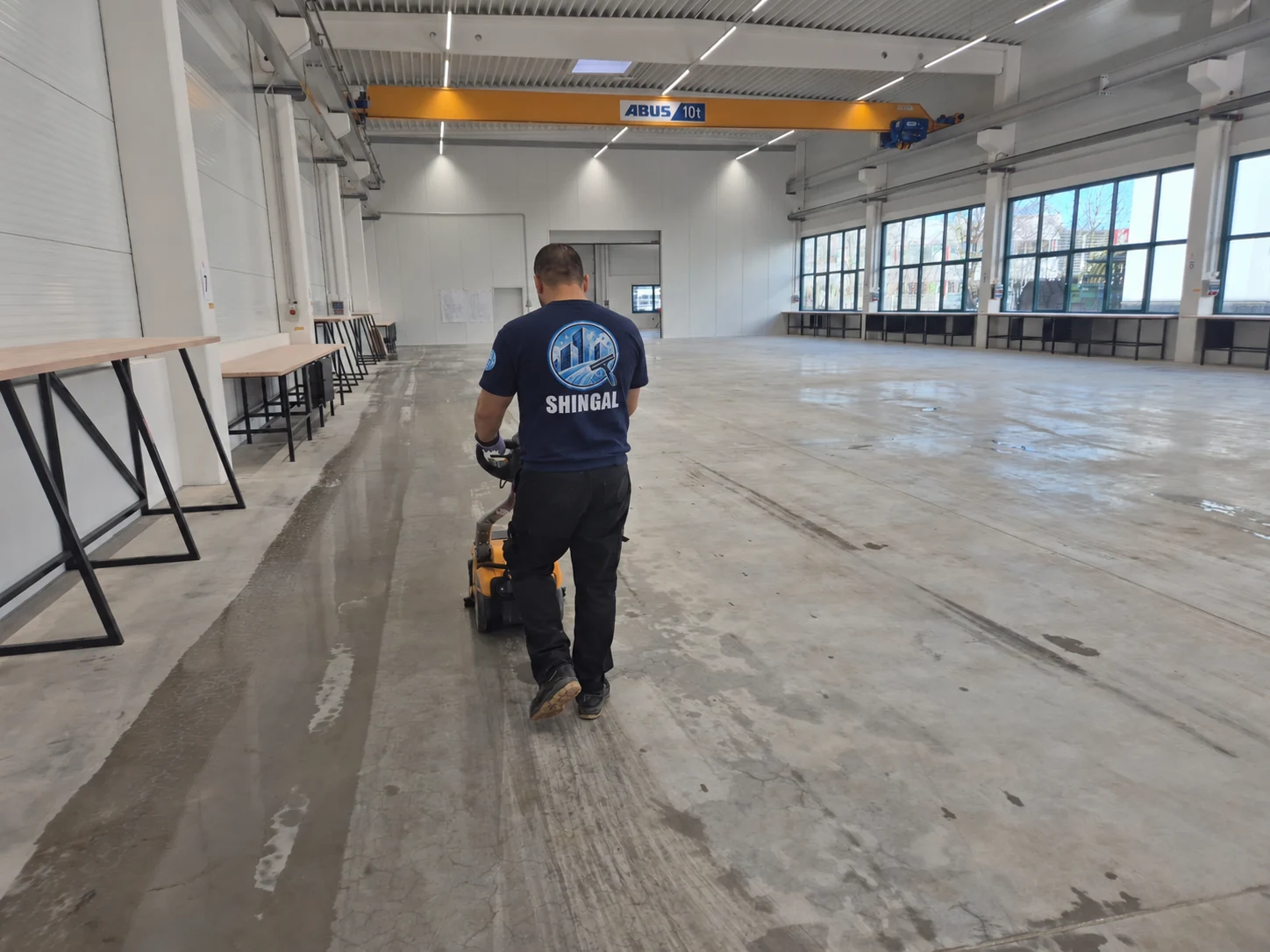 Bodenarbeiten in einer großen Halle